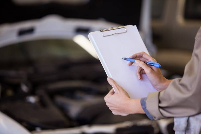 female-mechanic-preparing-check-list что входит в цену монтажа
