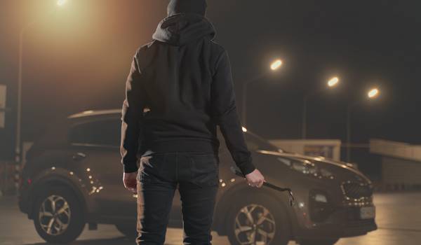 close-up-man-trying-break-into-car (1) защита от угона