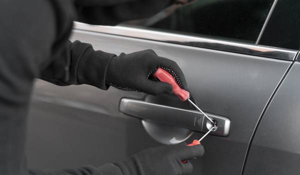 close-up-man-trying-break-into-car (2) эффективные решения безопасности
