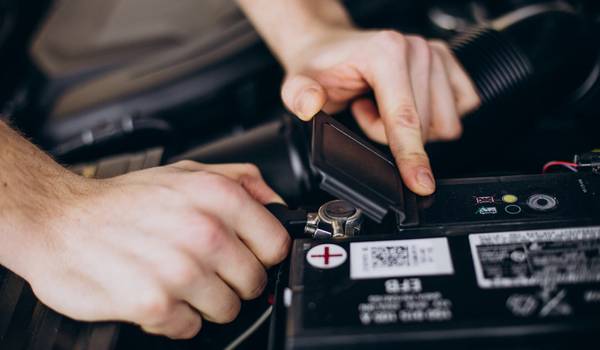 repair-man-making-car-service Надежно защитим ваш авто на долгое время